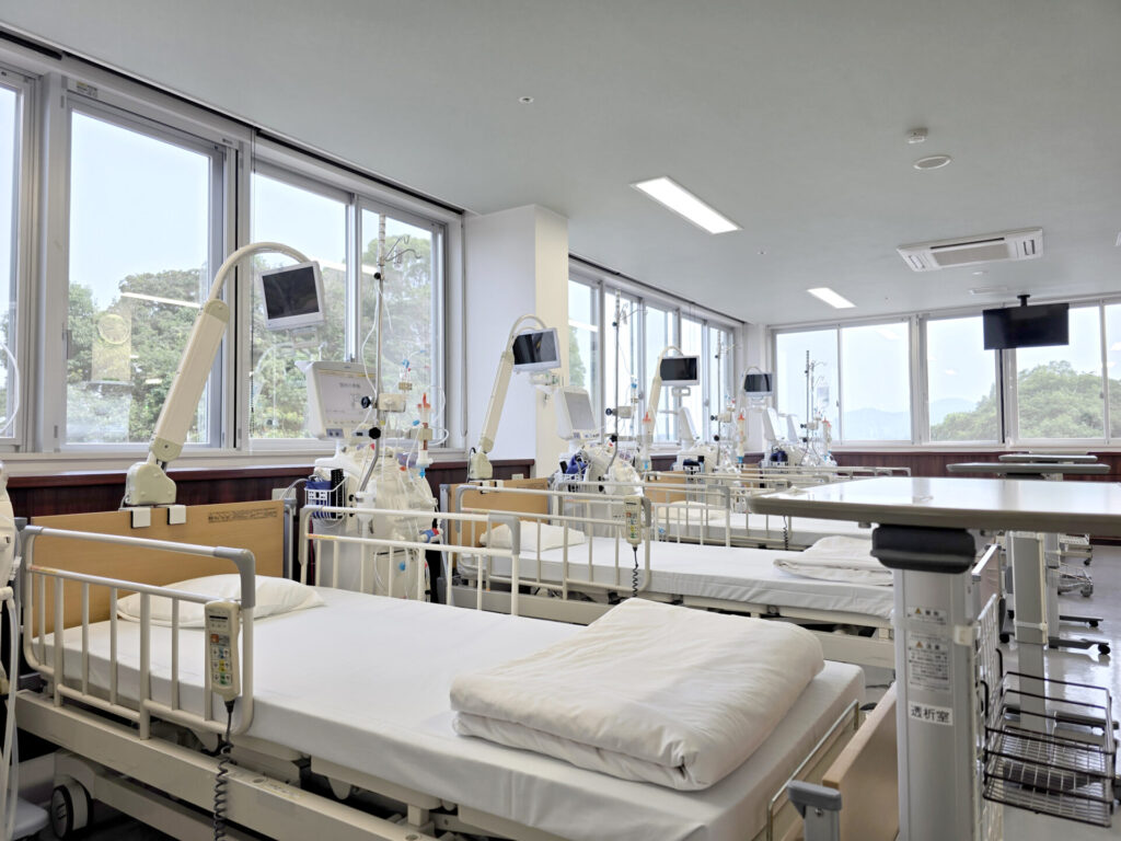 透析室のベッドを写した写真。ベッドには液晶テレビが備え付けられている